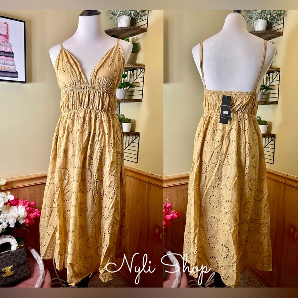 🌷Brand New eyelet dress embroidered can fit Sm up to M very nice quality!🌷